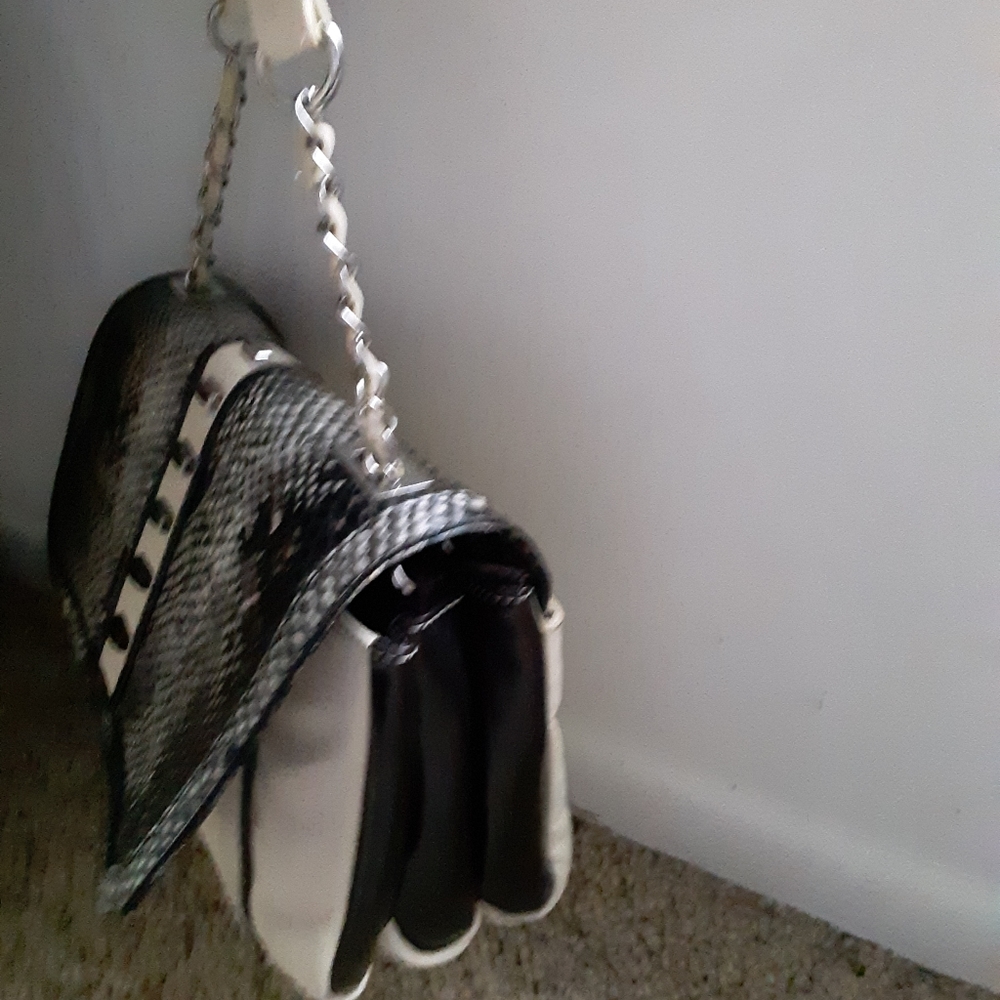 Handbag - Picture 2 of 3